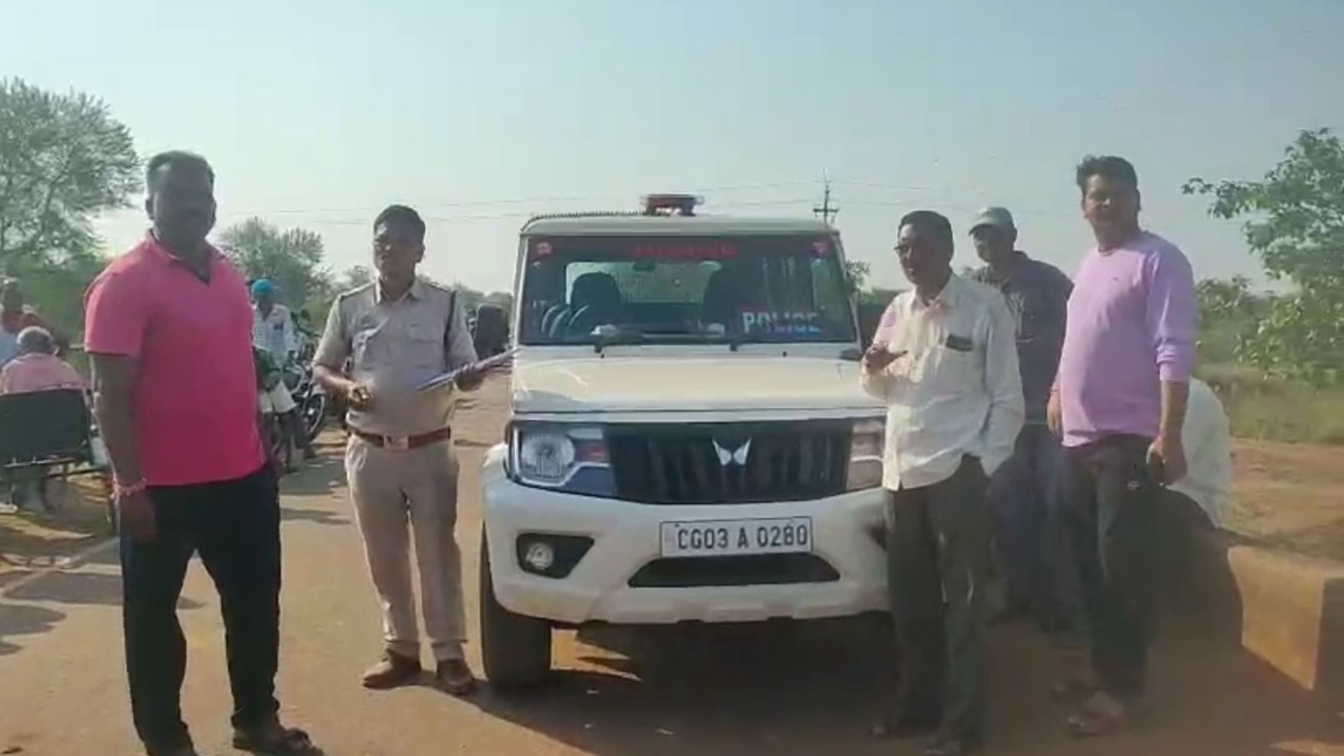 घटनास्थल पर मौजूद पुलिस व अन्य