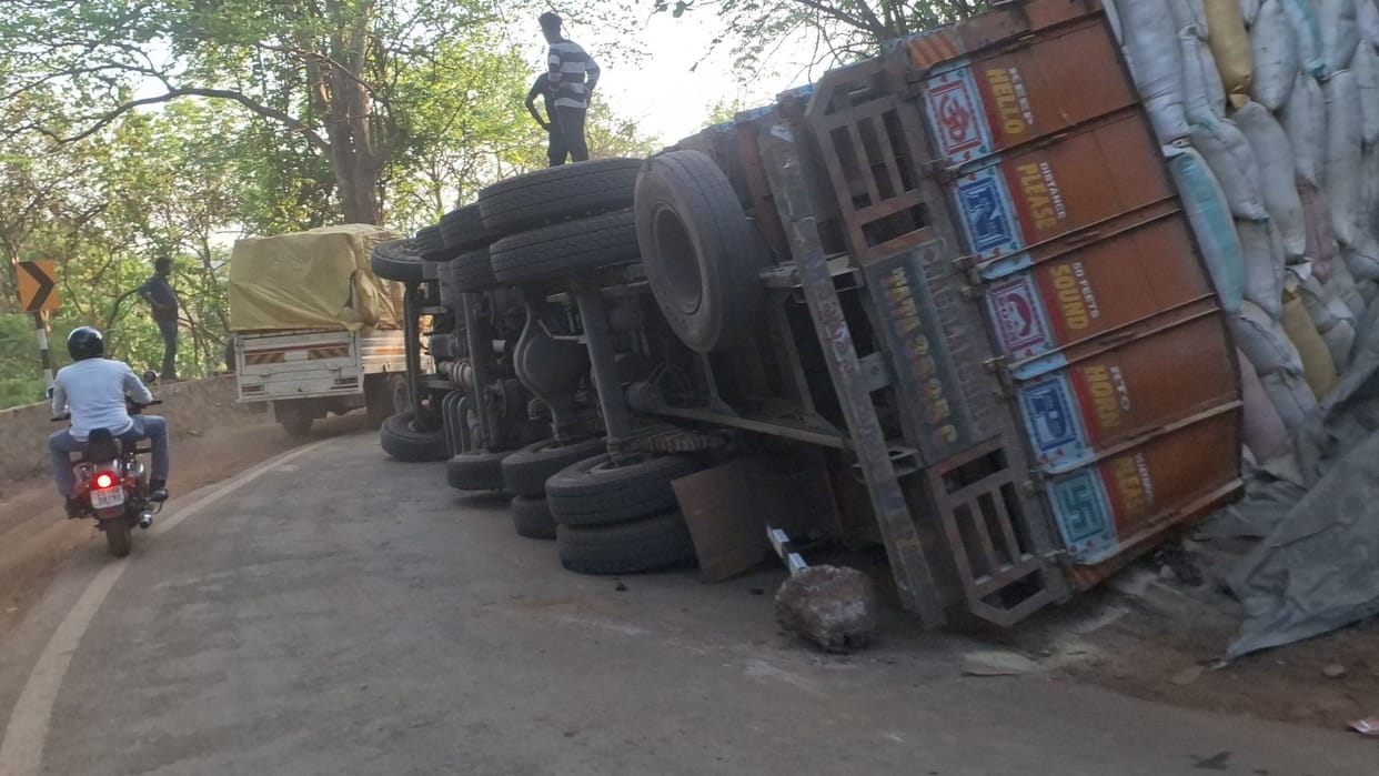 traffic jam due to truck overturning on Jagdalpur-Sukma NH