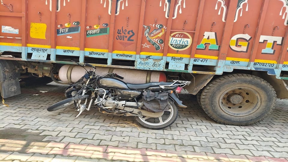 Meerut: Truck hits bike, crushes two youths who fell on the road, painful death on the spot