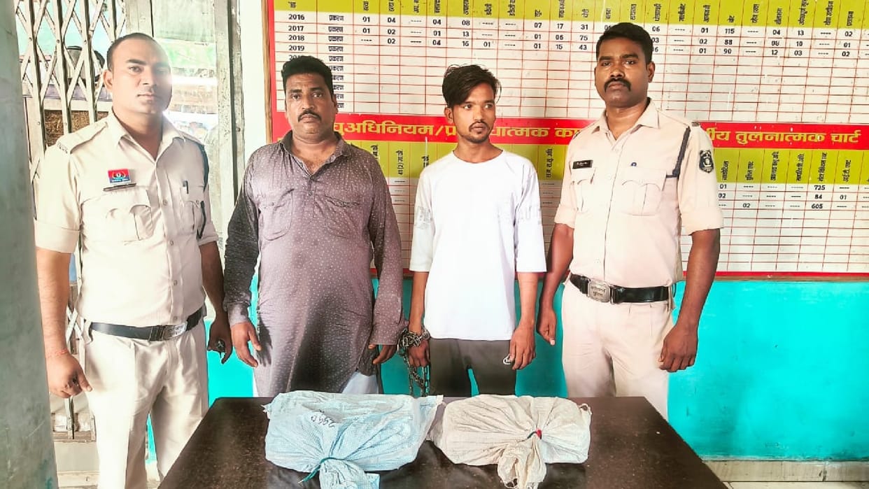 Attempt to smuggle ganja through e-rickshaw in Raipur, police arrived before customer, two accused arrested