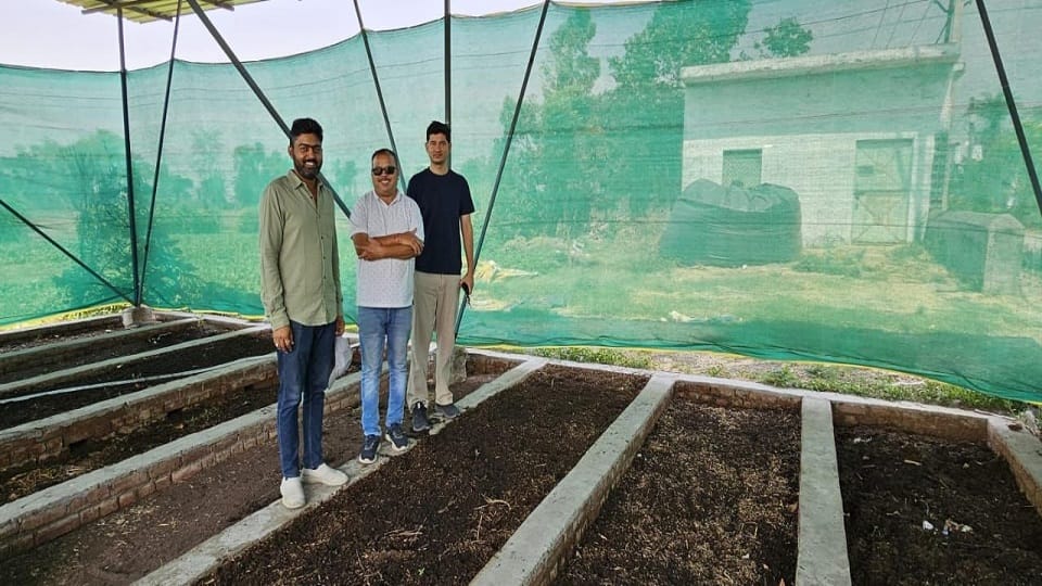 Earthworms have given speed to Satyam self-employment vehicle in kashipur