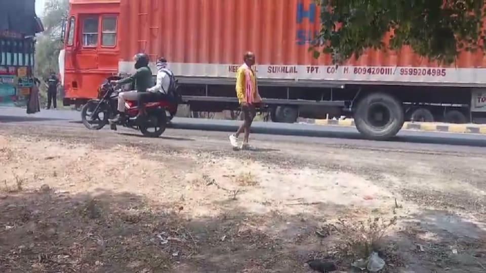 A girl was injured in a car accident, angry villagers blocked the highway
