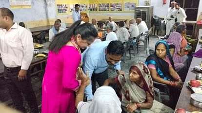 ADM reached old age home with his wife in Shahjahanpur