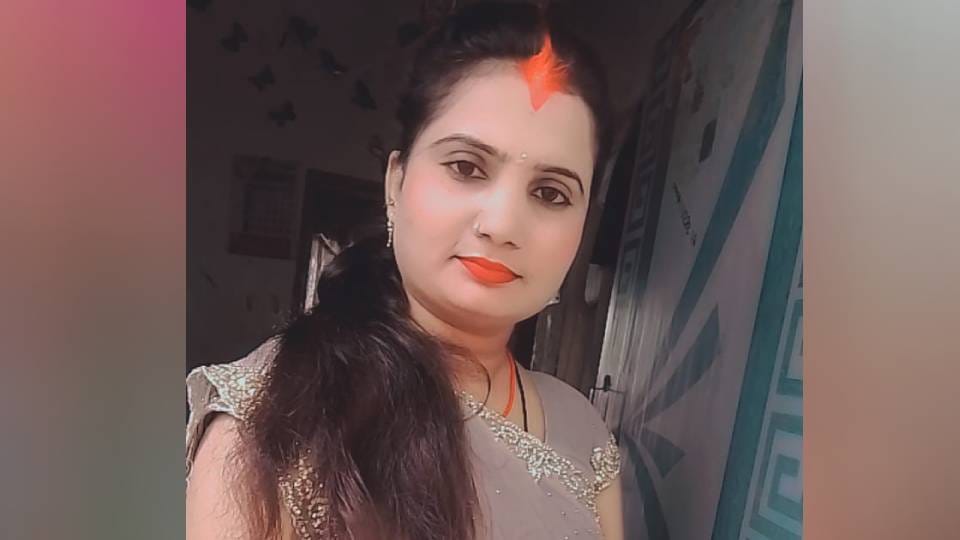 body of married woman was found hanging in Lucknow Her parents have accused her in-laws of murder
