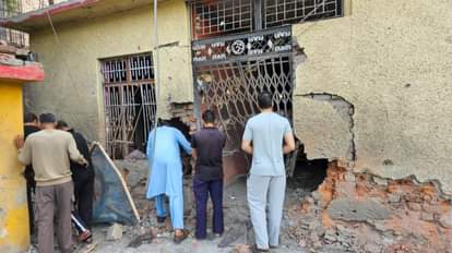 छतिग्रस्त घर।