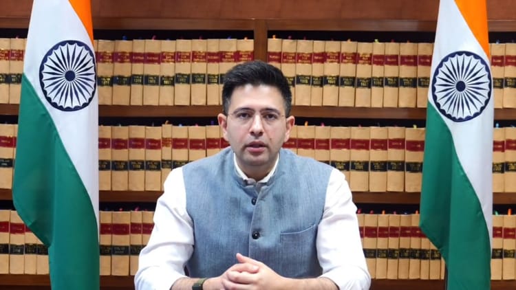 Politics: राघव चड्ढा के इस्तीफे से आम आदमी पार्टी में सियासी भूचाल, क्या पंजाब तक जाएगी हमले की गूंज?