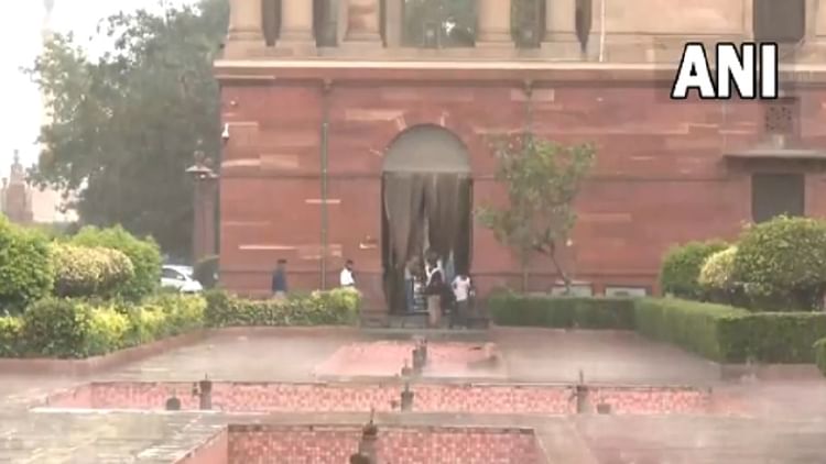 Weather Update: दिल्ली-NCR में मौसम ने ली करवट, कई इलाकों में झमाझम बारिश; लोगों को गर्मी से राहत मिली