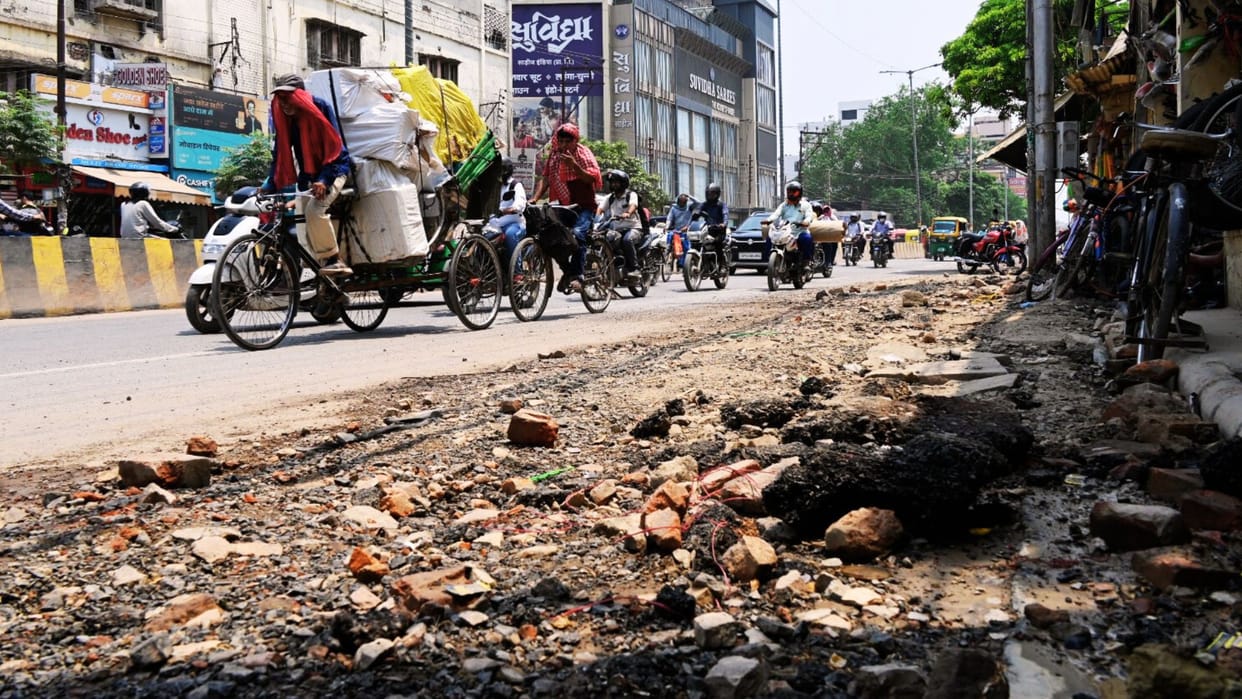 Varanasi News Road dug up many places agencies forgot to repair Passersby troubled due to negligence