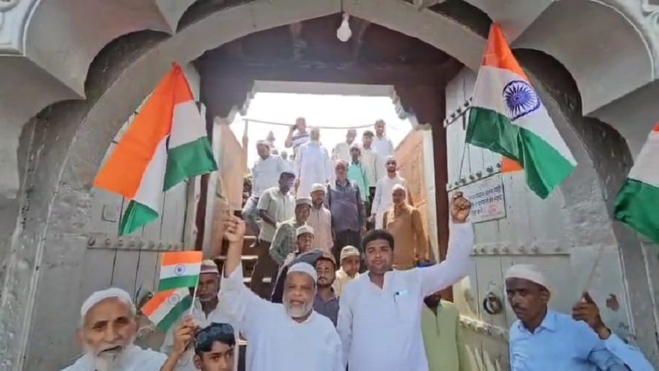 IND-PAK Tension Prayers for victory of India were offered at Shahi Jama Masjid Tiranga Yatra
