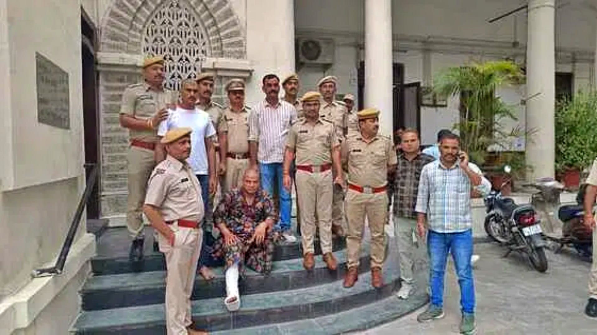 पुलिस की गिरफ्त में इनामी अपराधी