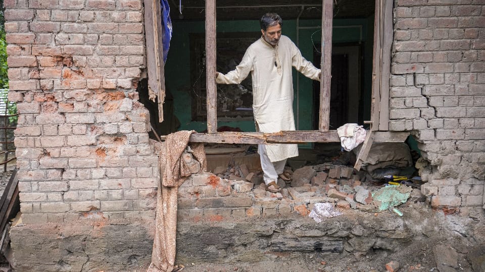 IND-PAK Tension Uri ceasefire Heavy shelling for 12 hours, Pakistani army targeted about 15 villages
