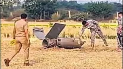 जांच करते सुरक्षाकर्मी