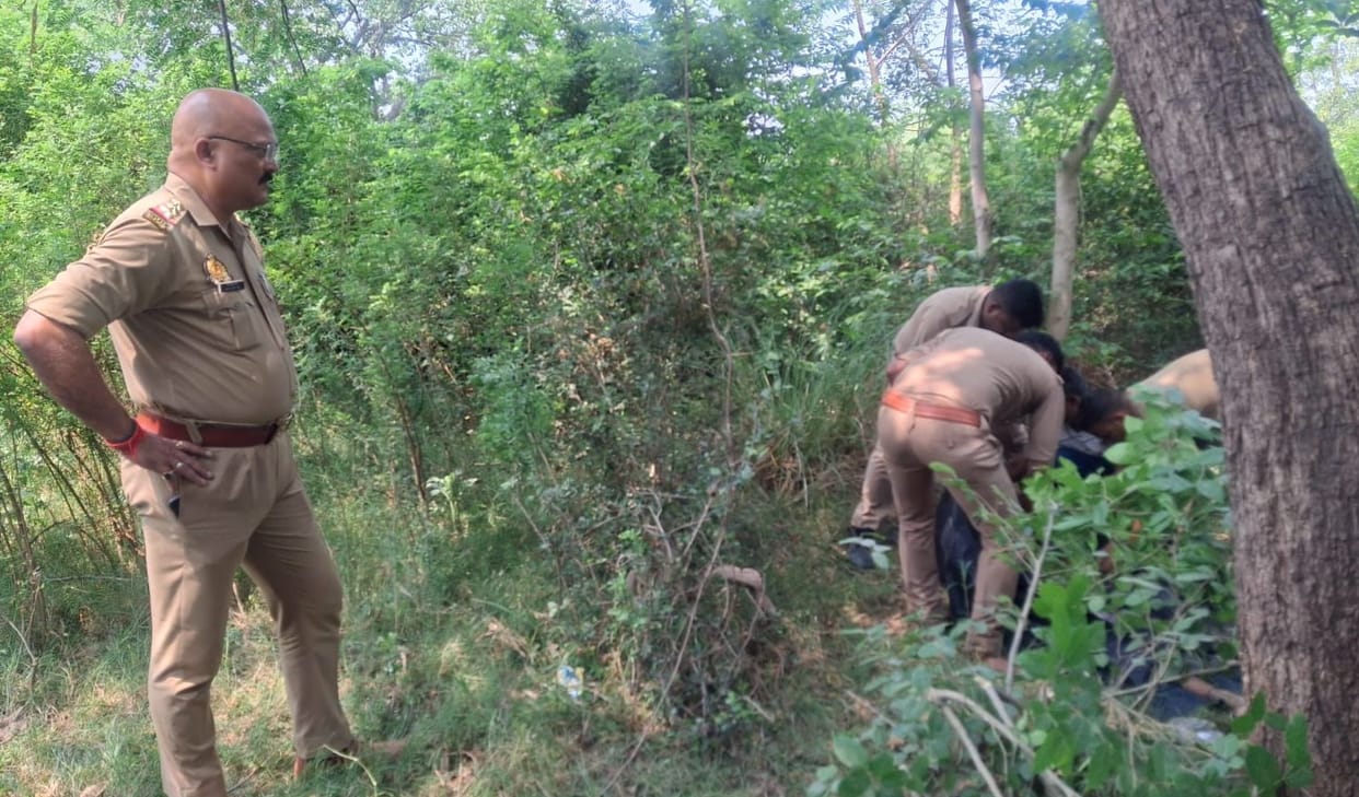 Barabanki: Lover's body found hanging from a noose in the cemetery.