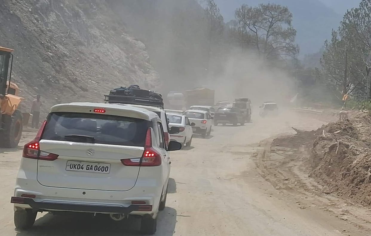 Badrinath Highway bad condition in Parthadip landslide area pilgrims Going through dusty road
