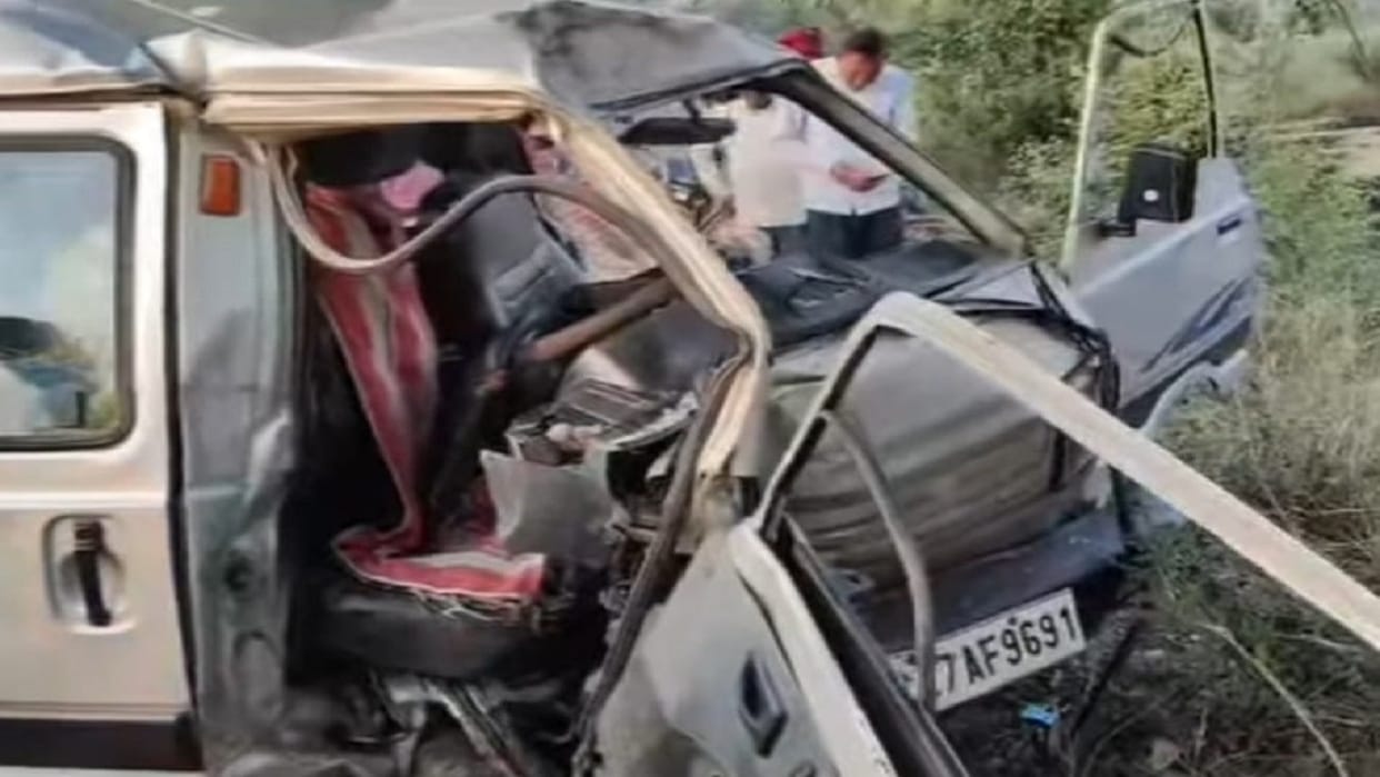 car collides with tree 100 year old woman dies six people injured in Shahjahanpur