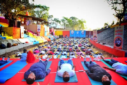 Indore: Three months ago yoga was performed in the drain of Indore, now there is silt and stench again