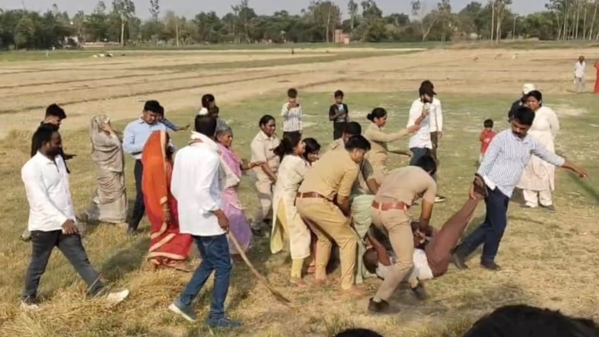 During the measurement in Gorakhpur, he poured petrol on himself and set himself on fire.