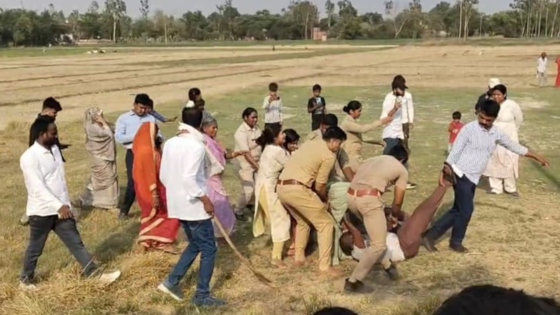 During the measurement in Gorakhpur, he poured petrol on himself and set himself on fire.