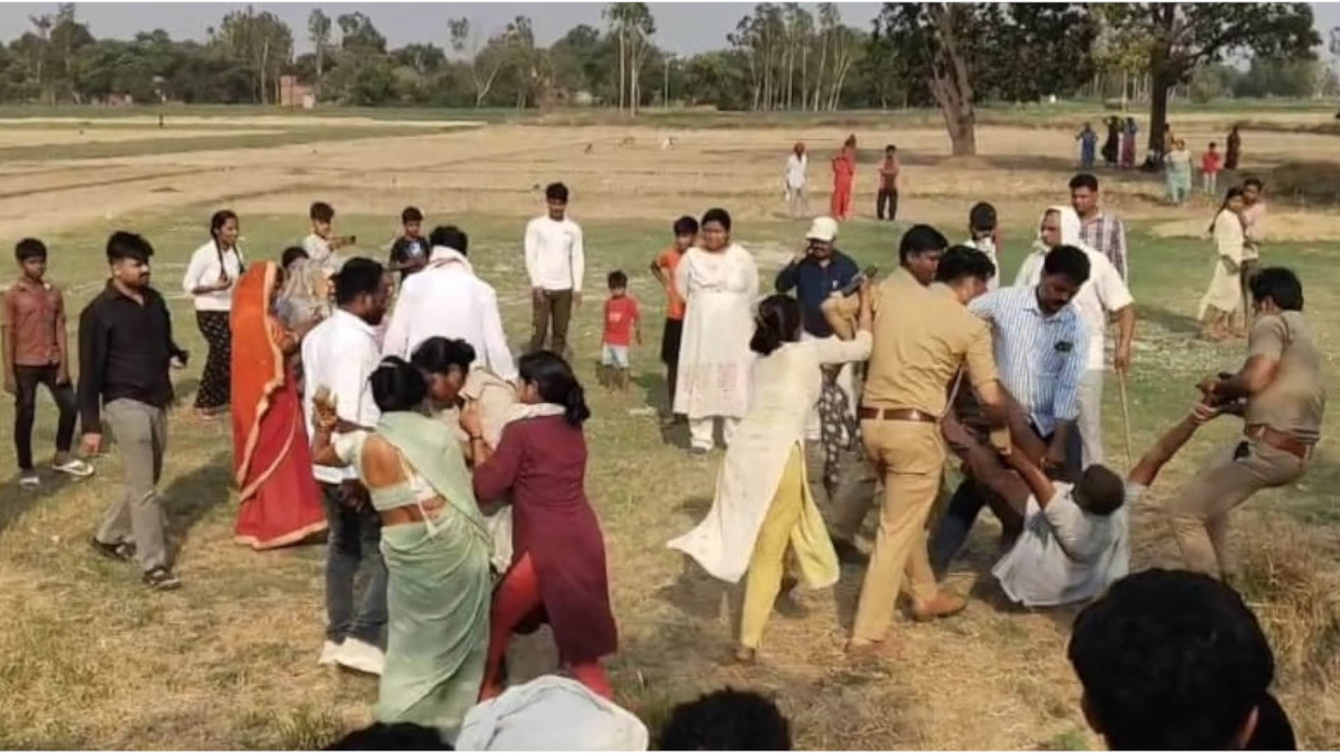 During the measurement in Gorakhpur, he poured petrol on himself and set himself on fire.