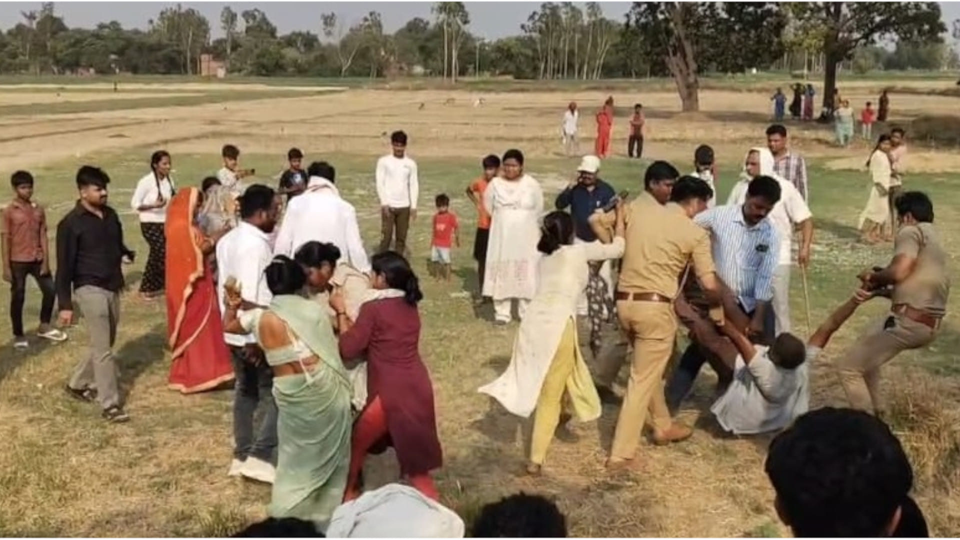 During the measurement in Gorakhpur, he poured petrol on himself and set himself on fire.