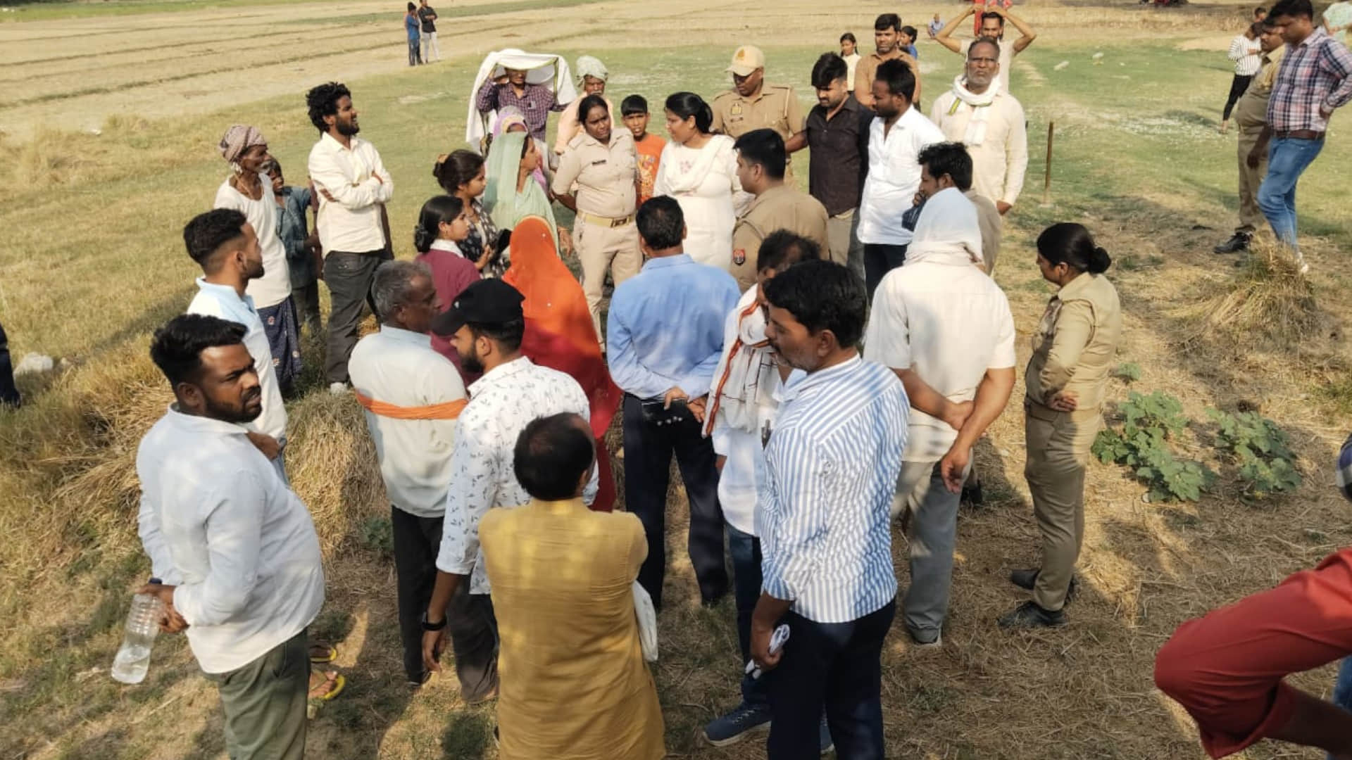 During the measurement in Gorakhpur, he poured petrol on himself and set himself on fire.