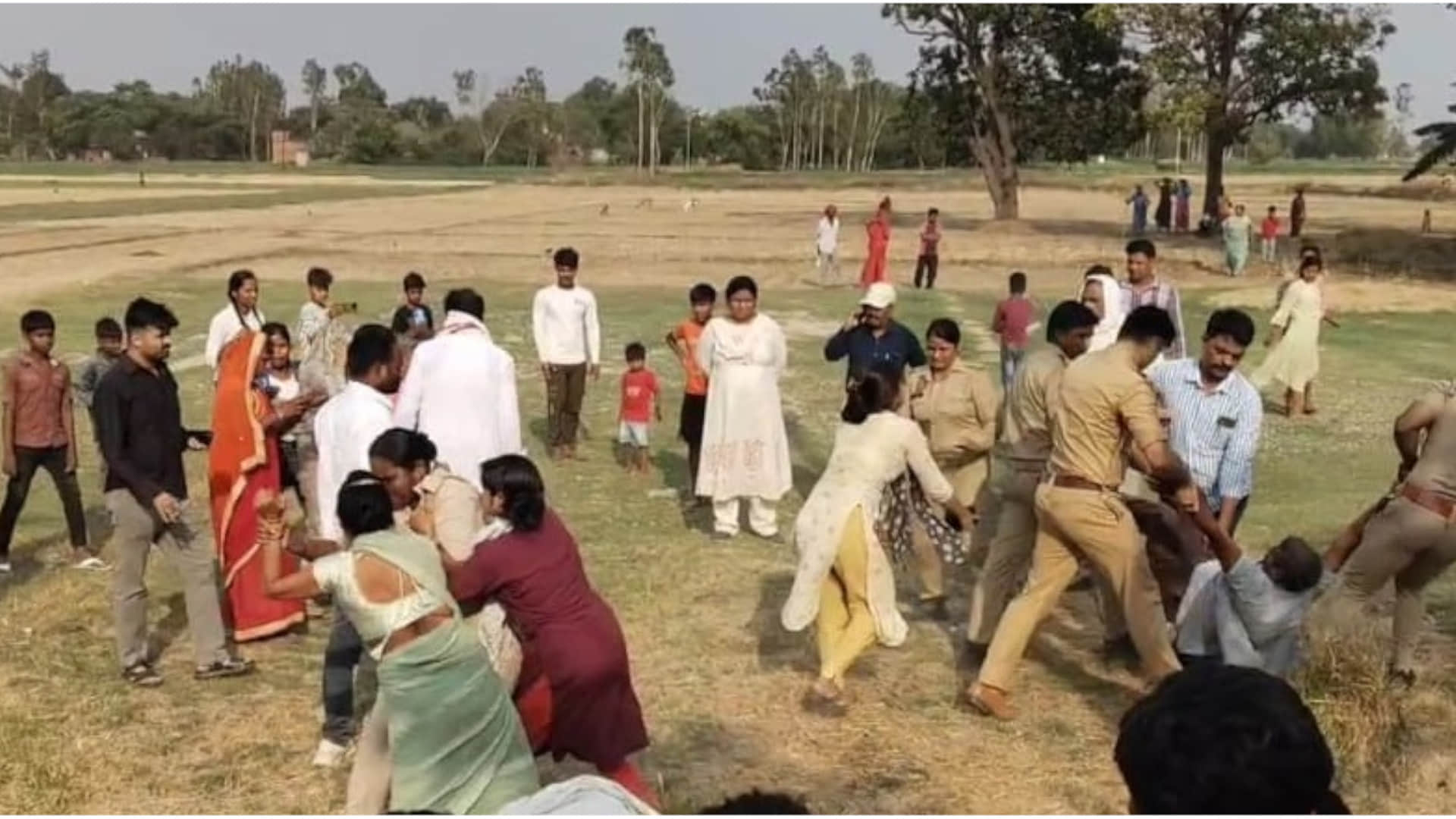 During the measurement in Gorakhpur, he poured petrol on himself and set himself on fire.