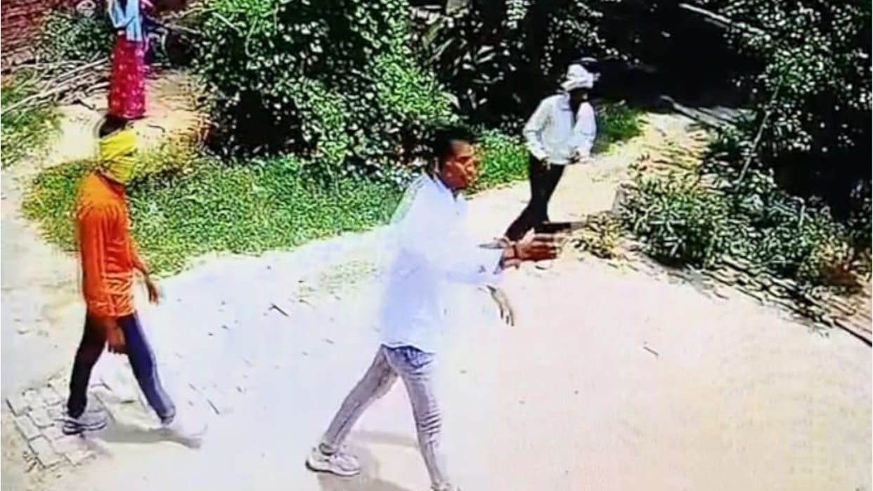 In Gorakhpur, miscreants opened fire in a land dispute, two sisters injured - bullet hit their leg