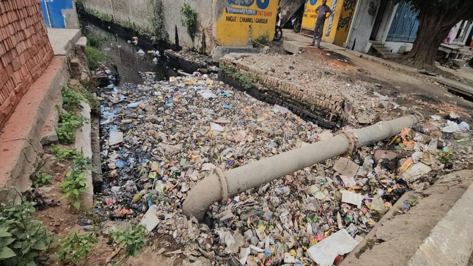 Aligarh Municipal Commissioner angry on drain filled