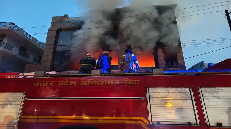 Fire engulfed a mattress showroom in Sahibabad goods worth lakhs burnt to ashes
