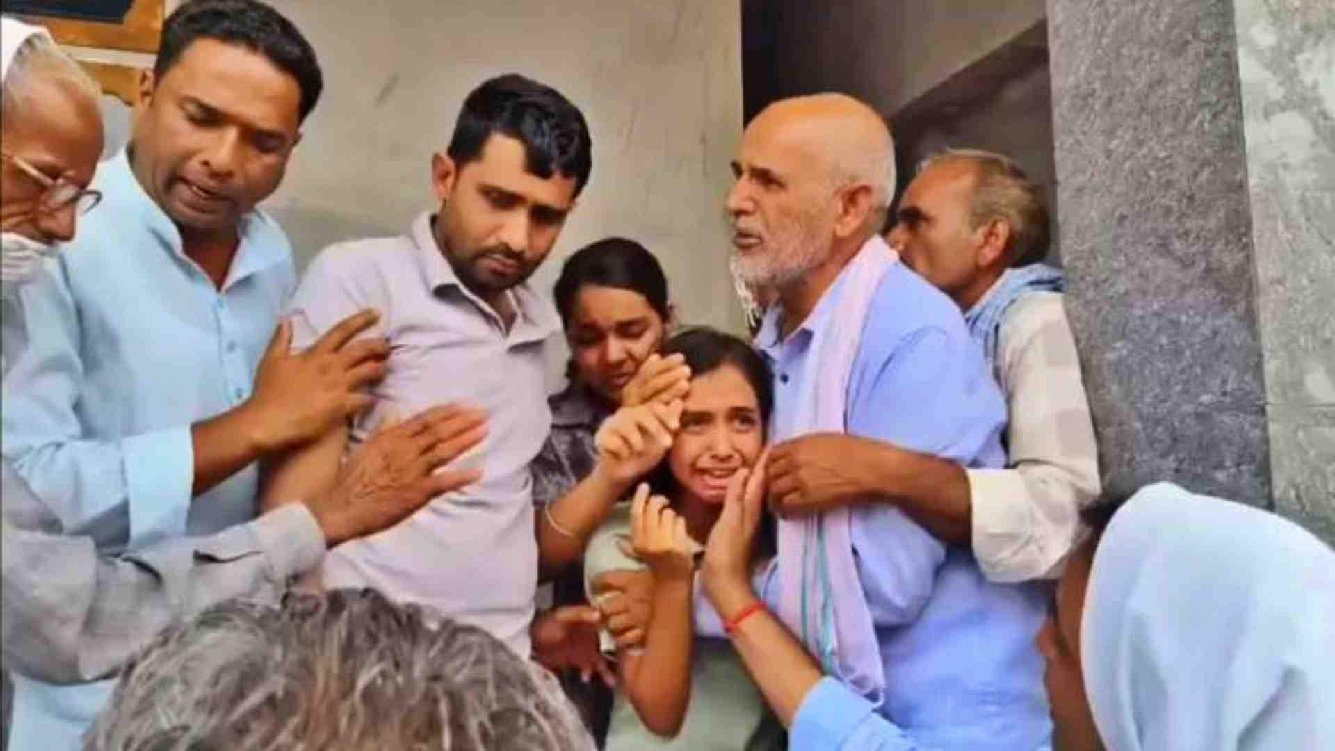 मासूम वर्तिका को संभालते परिवार के सदस्य।