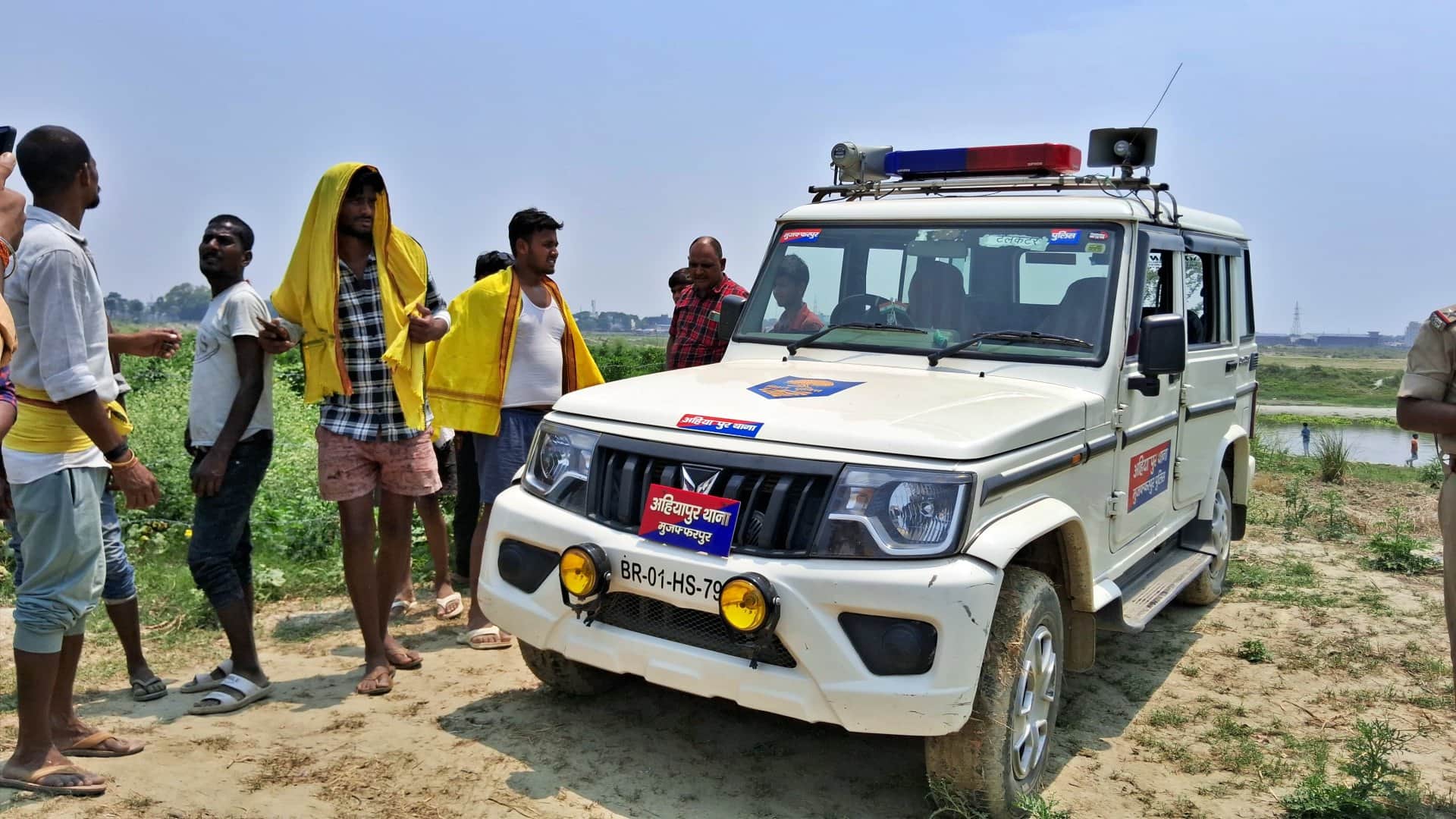 Muzaffarpur News: Body of youth found floating in river, injury marks at many places on body; suspected murder