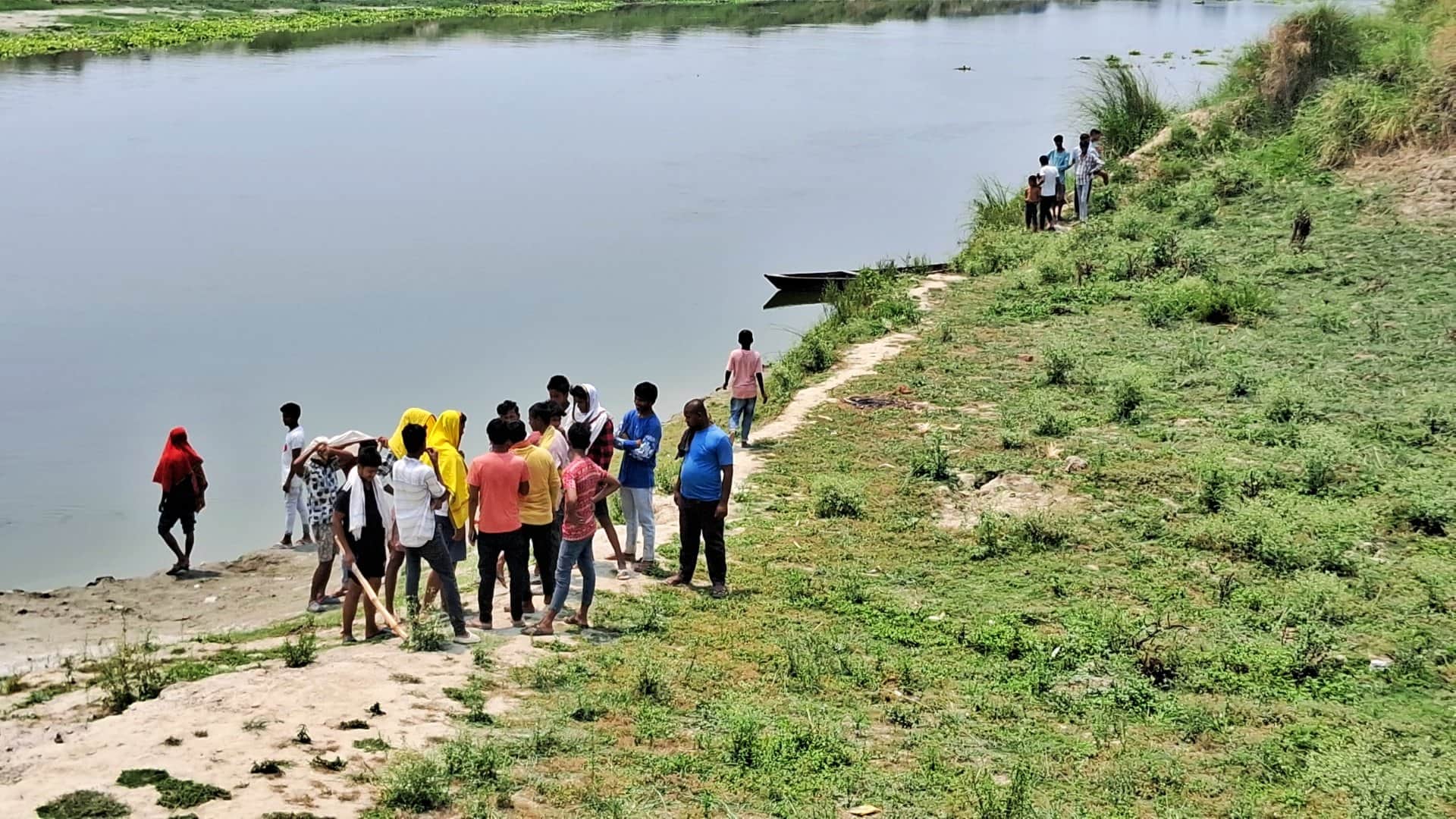 Muzaffarpur News: Body of youth found floating in river, injury marks at many places on body; suspected murder