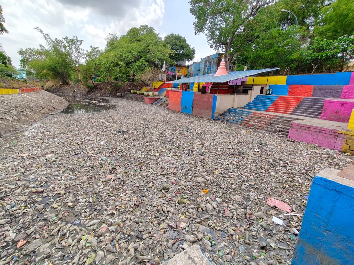 Indore: Three months ago yoga was performed in the drain of Indore, now there is silt and stench again