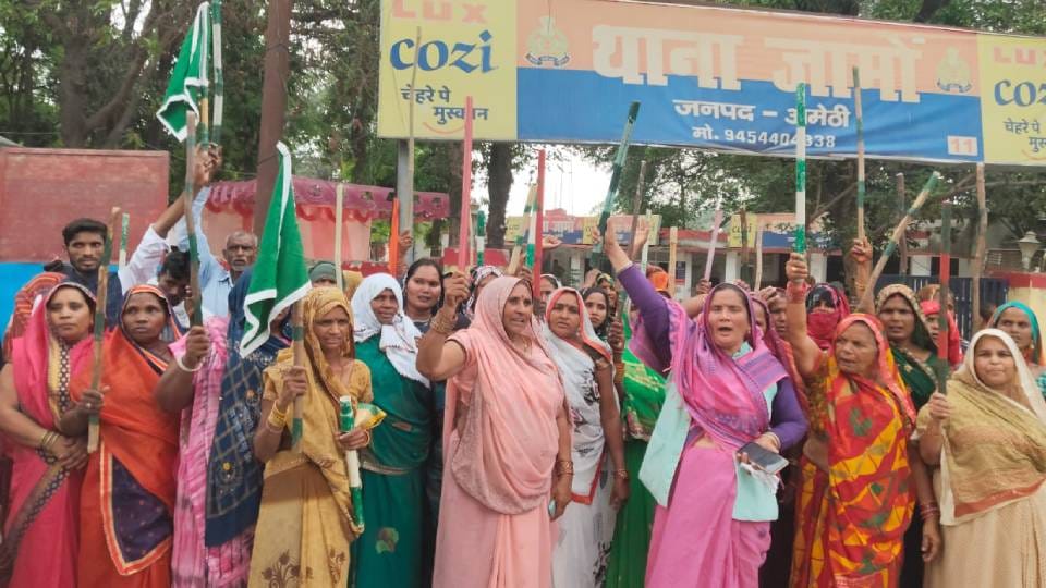Angry with working style of police in Amethi women farmers surrounded thana created ruckus by raising slogans