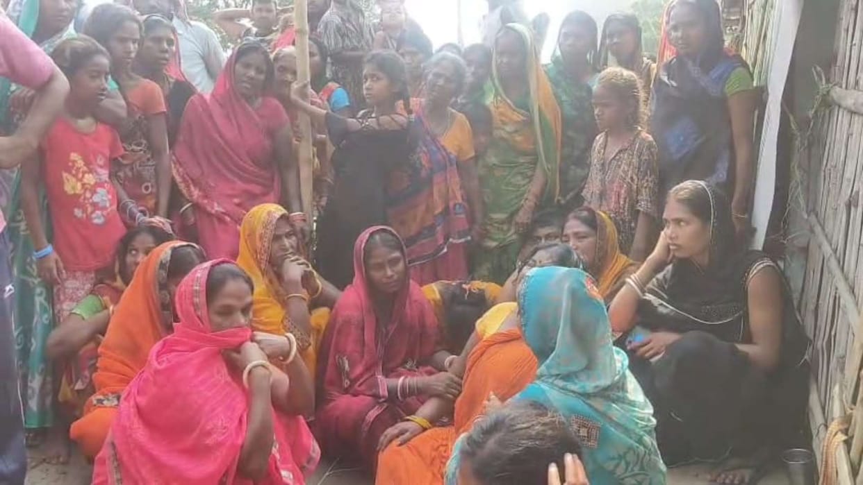 E-rickshaw driver murdered by slitting his throat angry people blocked the road
