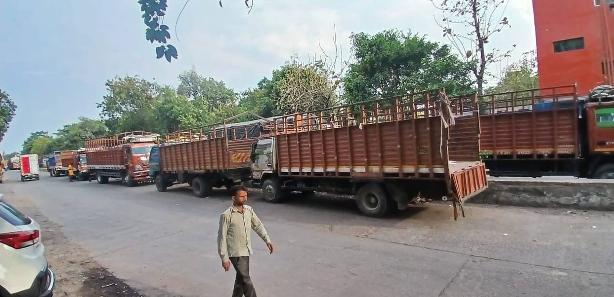 UP: Bookings for Kashmir-Punjab and Shimla closed, trucks stopped; business worth Rs 10 crore loss