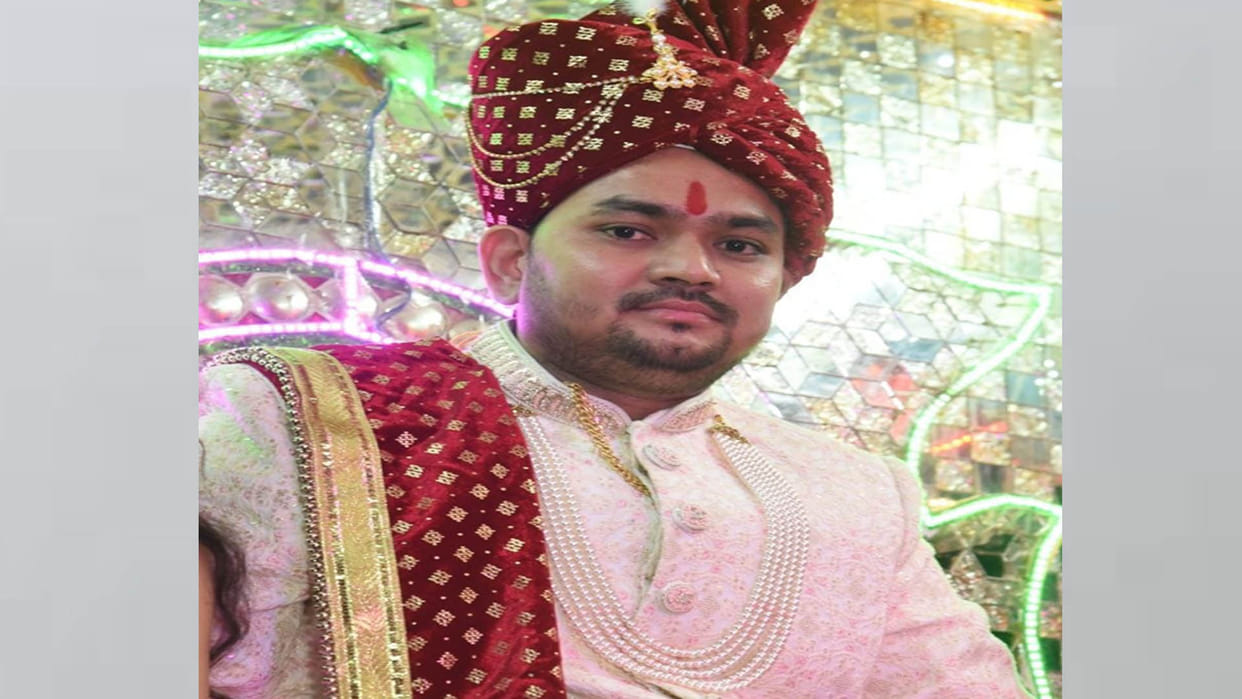 woman arrived in the middle of the wedding rituals and beat the groom with slippers