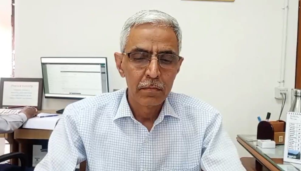 आयोग के सचिव