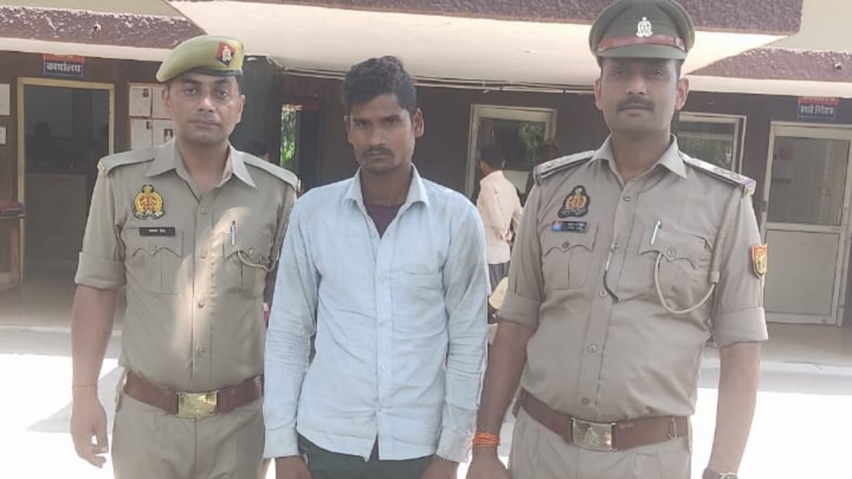two accused arrested for stealing iron angles from the wall of Central Jail Bareilly