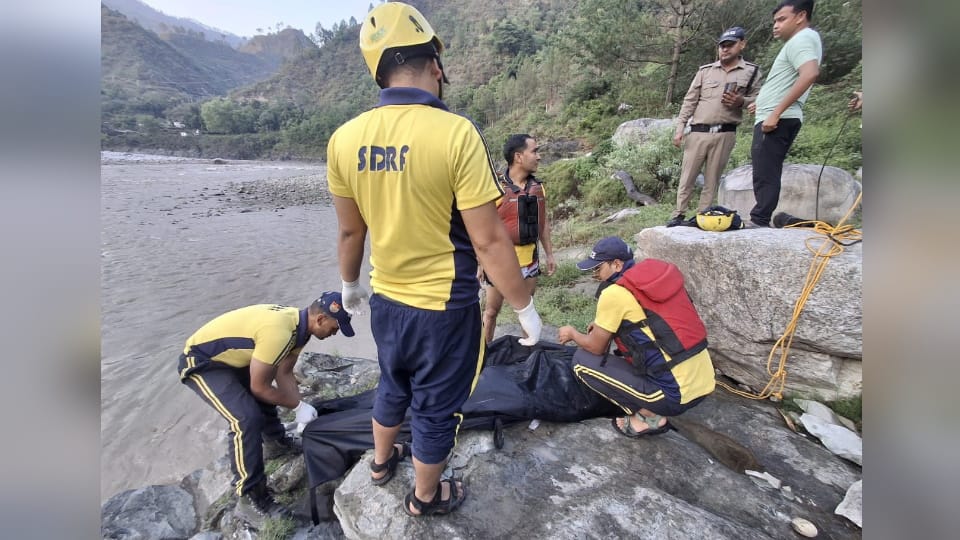 Chamoli News: Dead Body of a 48-50 year old man found in Alaknanda river, police busy in identifying him