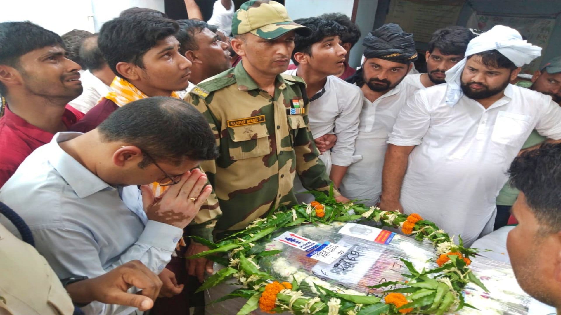 डीएम तथा अन्य अधिकारियों ने शहीद जवान को अर्पित की श्रद्धांजलि