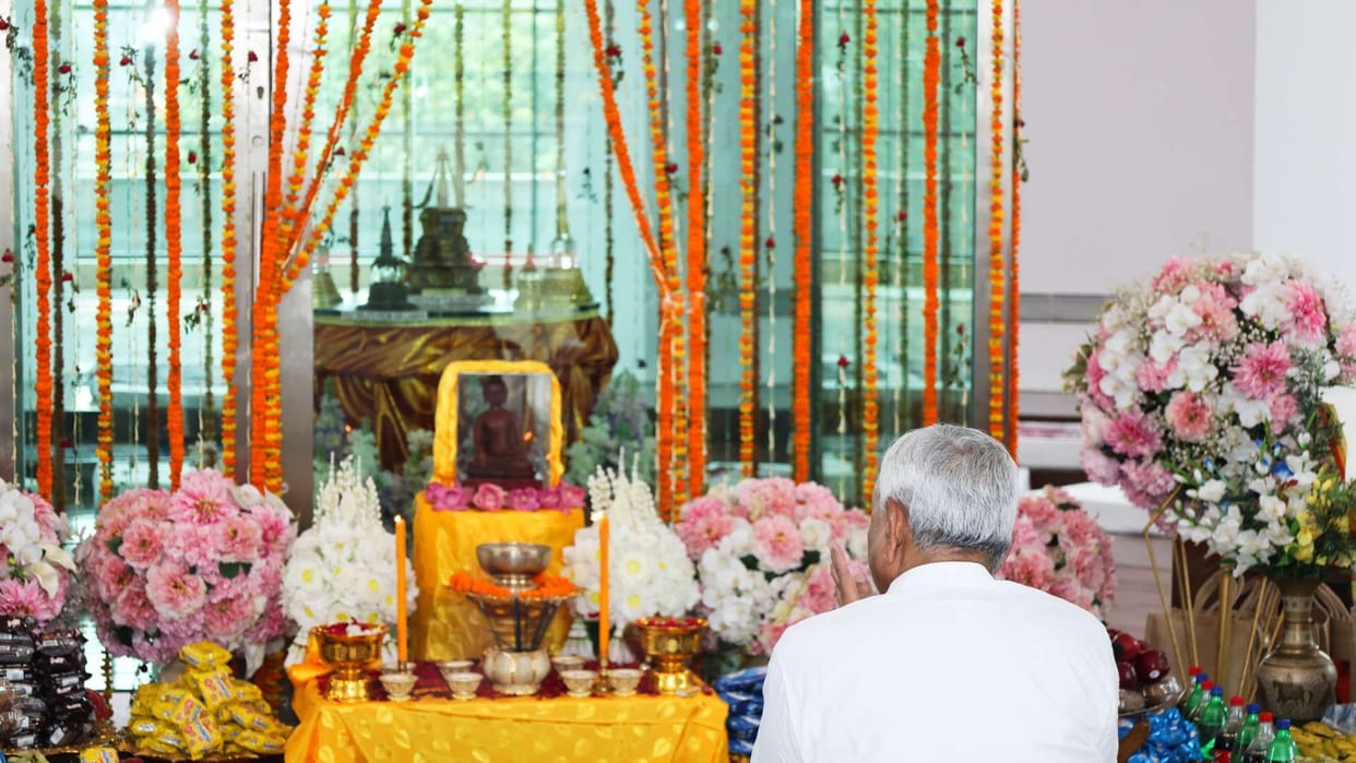 Bihar: On Buddha Purnima, CM Nitish prayed for peace and prosperity, offered prayers at Smriti Park