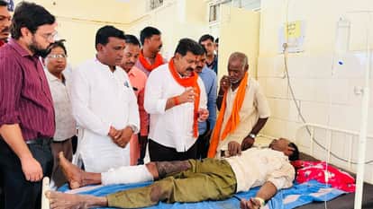 bear attacked Four villagers who went to pluck tendu leaves in Kabirdham