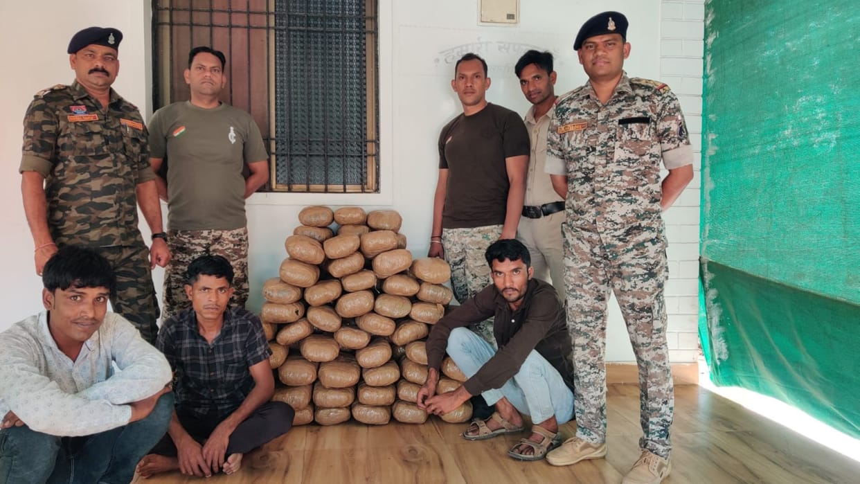 Police arrested three ganja smugglers in Kabirdham