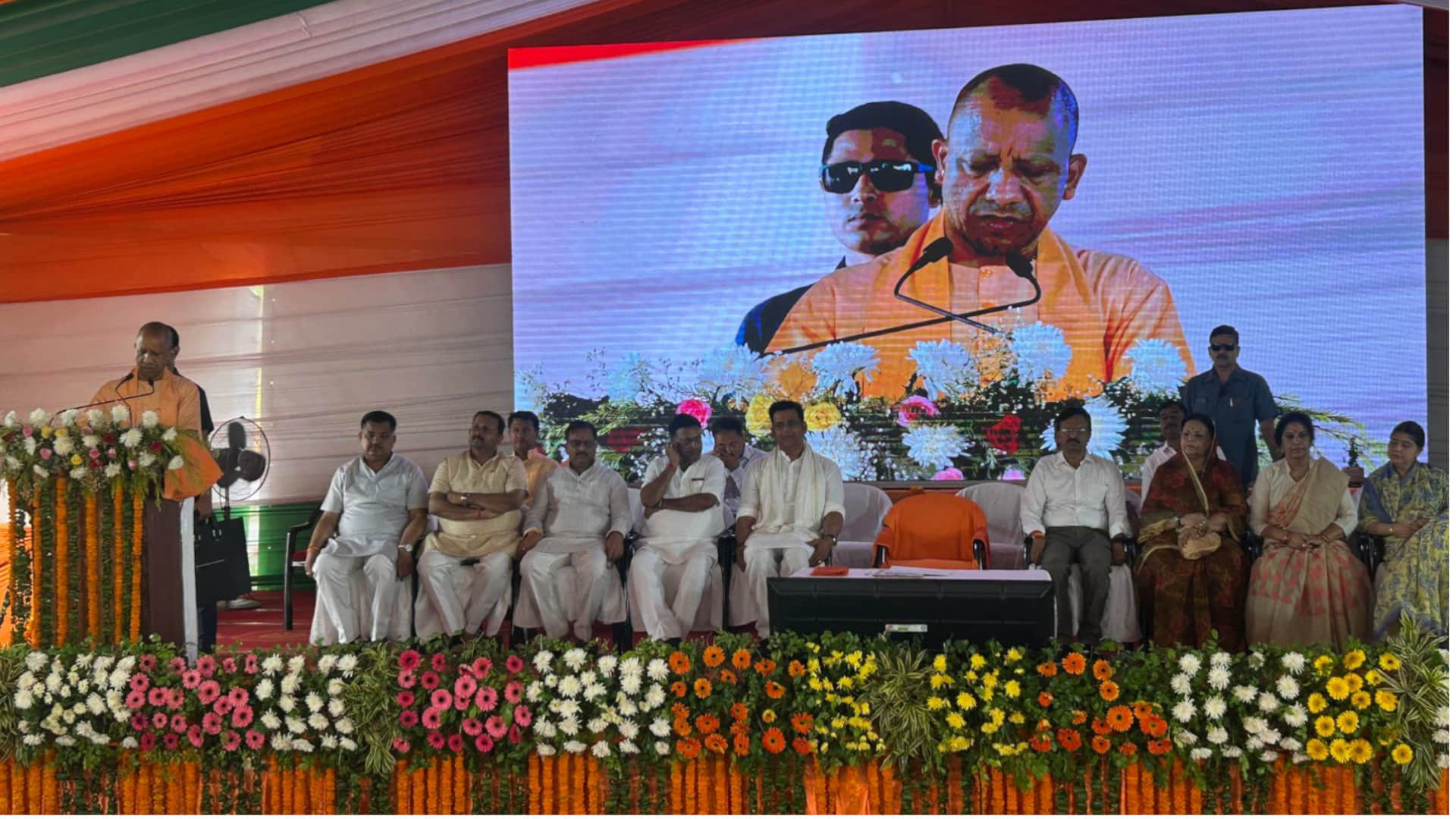 CM Yogi inaugurated Citizen Day Care Center in Gorakhpur news in hindi