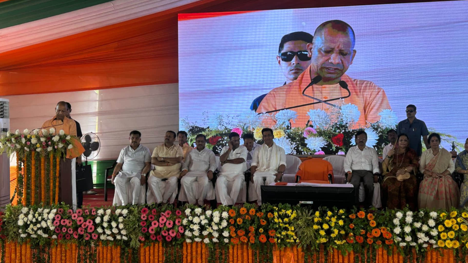 CM Yogi inaugurated Citizen Day Care Center in Gorakhpur news in hindi