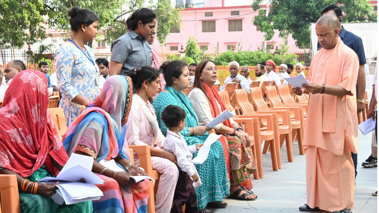 CM Yogi heard the problems of 150 people during the Janta Darshan of Gorakhpur Gorakhnath Temple