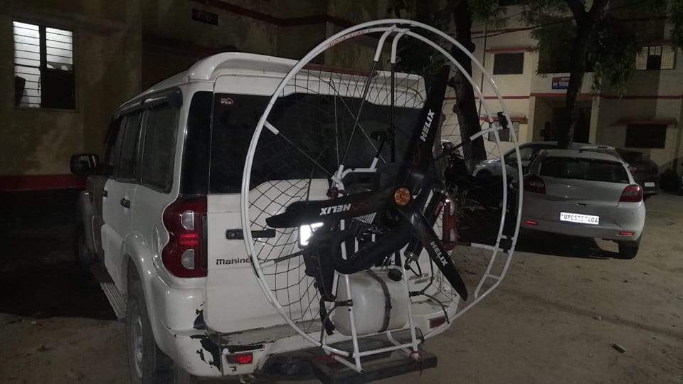Sensation of seeing paragliders in forest of Pisawa