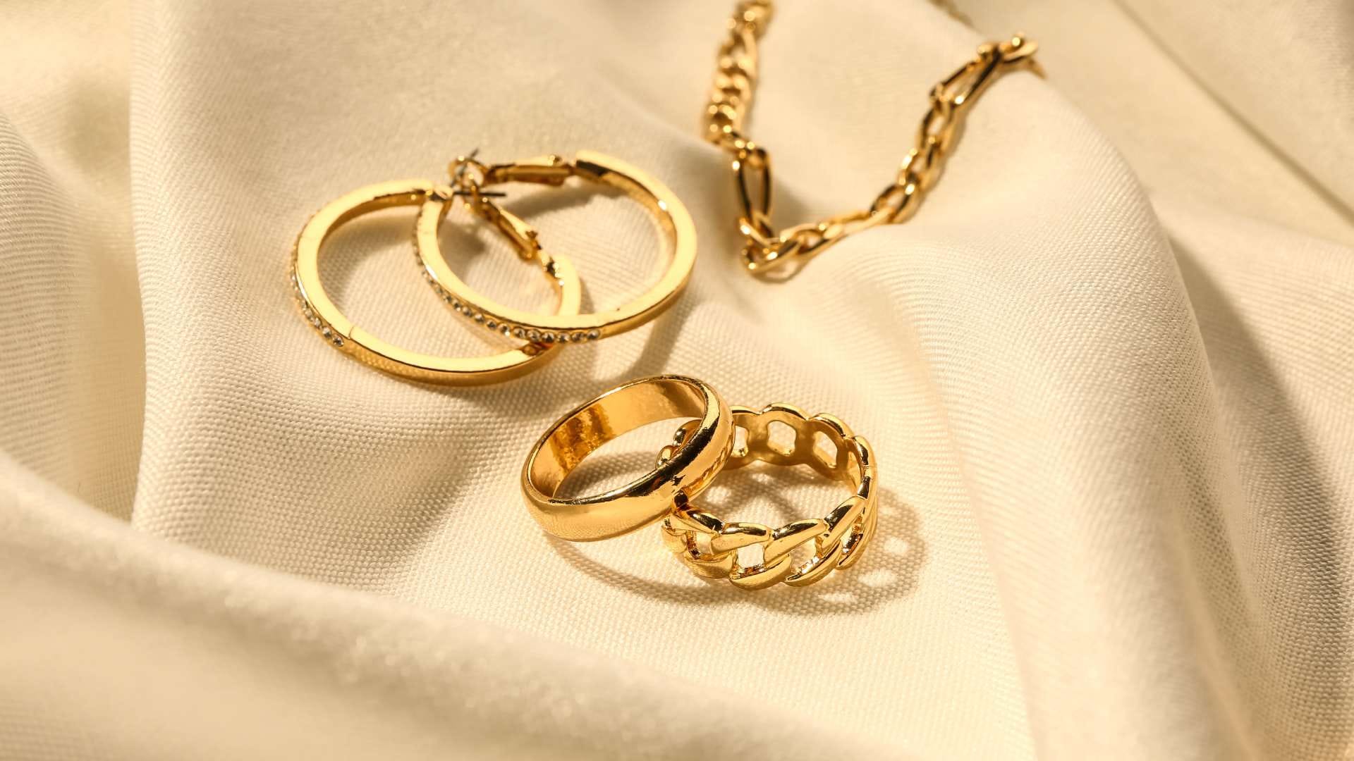 Dhanteras 2025 Gold Buying Tips Know Difference Between 24K 22K and 18K Gold Before Shopping