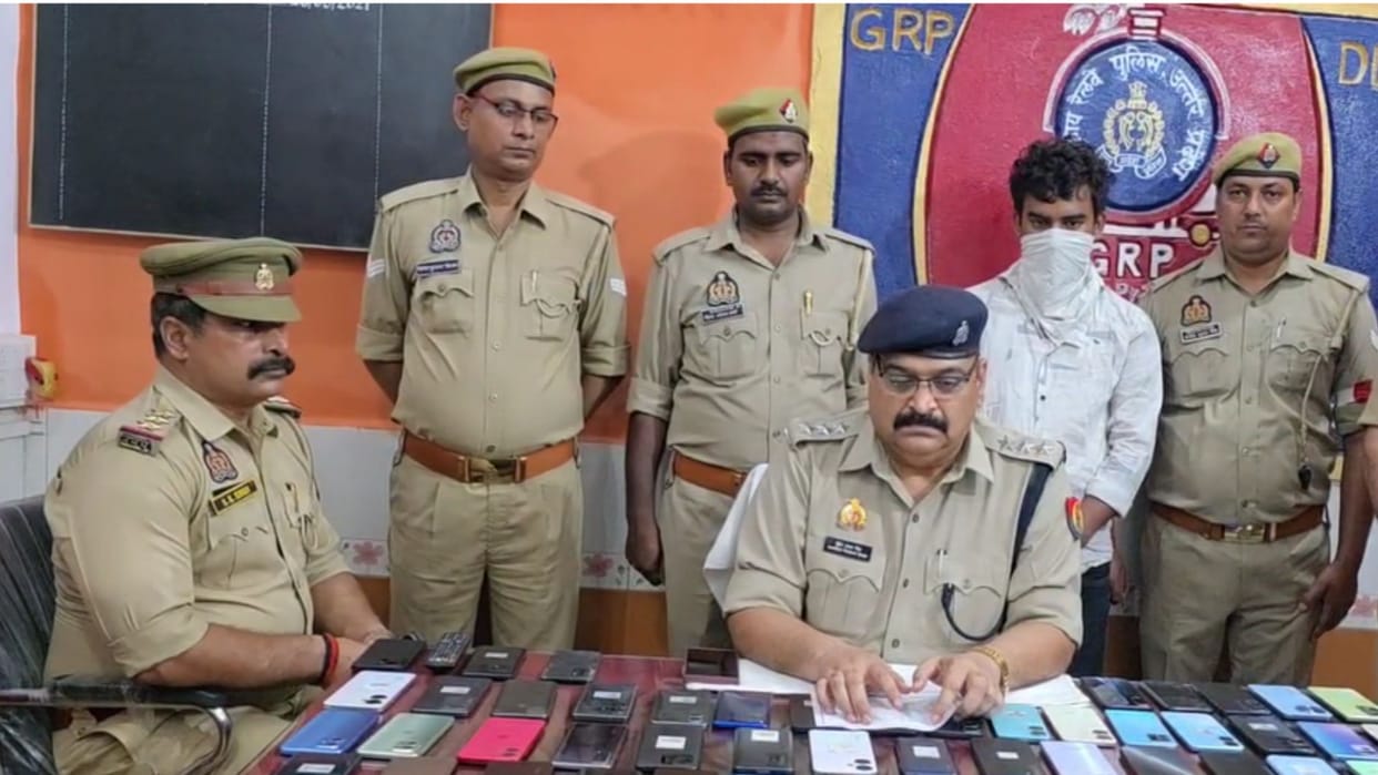 GRP busted a network of mobile thieves in train recovered 61 mobile phones worth 20 lakhs